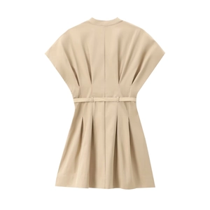 Elegantes beiges Faltenkleid mit Stehkragen und Gürtel in der Rückansicht, Sommer 2024