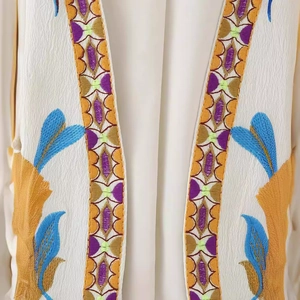 Gilet vintage pour femme avec broderie bohème colorée et motifs floraux sur tissu crème