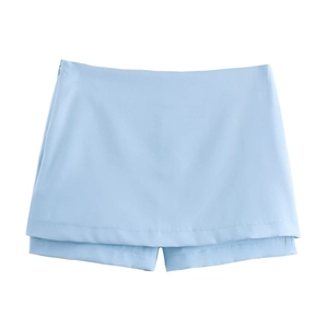 Gonna pantalone celeste da donna con davanti a portafoglio per un look estivo chic