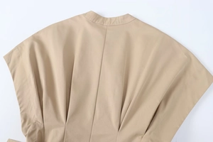 Detail der khakifarbenen Rückenfalte und des Stehkragens beim kurzen Damenkleid