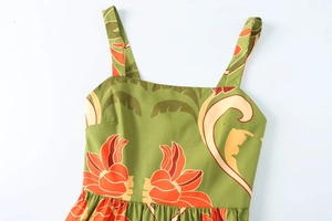 Détails de la robe midi vert olive à imprimé floral orange et taille plissée élégante