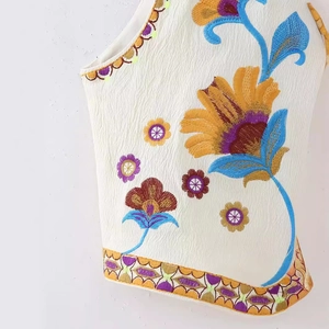 Gilet blanc sans manches pour femmes avec broderies florales vintage et texture fine