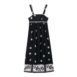 Détail d'une robe midi fleurie avec bordure en dentelle blanche et taille ajustée