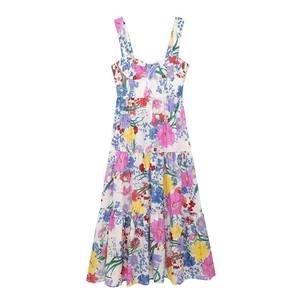 Abito lungo estivo da donna bianco con stampa floreale colorata e gonna a balze a strati