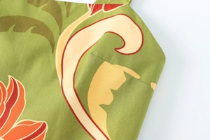 Vue macro de l'imprimé floral de qualité et des détails de couture sur tissu en coton