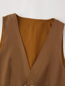 Gros plan détaillé du haut sans manches marron à col en V en tissu tissé texturé