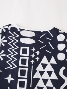 Détail d'une veste bleu marine style urbain avec motifs géométriques blancs et passepoil