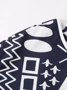 Détail de l'imprimé floral géométrique bleu marine sur veste réversible en coton