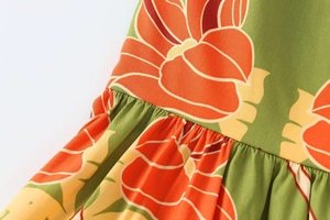 Détail macro d'une robe midi à imprimé floral tropical avec plis délicats à la taille