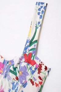 Dettaglio dell'abito estivo a fiori con spalline larghe e cerniera laterale invisibile