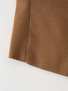 Gros plan sur le tissu texturé marron montrant l'ourlet d'un ensemble jupe d'été
