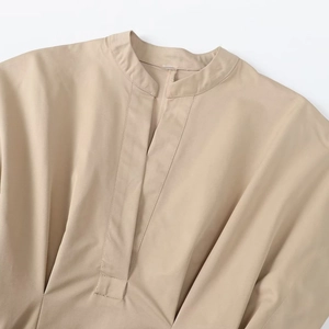 Damenkleid in Khaki mit V-Ausschnitt, Stehkragen und eleganten Falten-Details