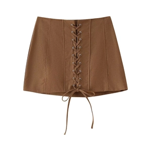 Mini-jupe trapèze marron à taille haute avec laçage vintage sur le devant et œillets