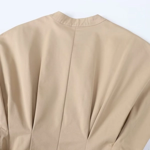 Rückansicht des khakifarbenen Mini-Kleids mit Falten, Stehkragen und eleganter Rückennaht
