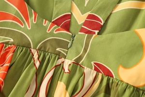 Détail de la fermeture éclair invisible et taille plissée sur robe à imprimé tropical