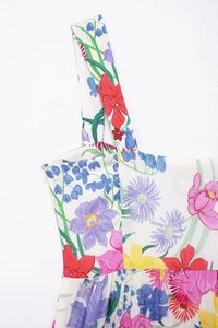Dettaglio di un abito estivo a fiori con spalline larghe e cerniera laterale invisibile