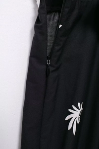 Détail de la fermeture éclair invisible et de l'imprimé floral sur robe midi femme