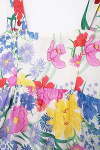 Dettaglio ravvicinato della stampa floreale colorata e del tessuto della veste estiva