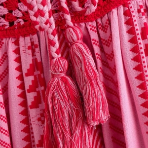 Abito boho in maglia con nappe rosse e dettagli con stampe geometriche etniche