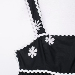 Robe midi d'été noire à imprimé marguerites avec détails de bordures ondulées blanches