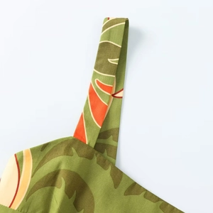 Robe midi d'été avec imprimé tropical vert olive et rouge orangé sur coton