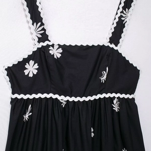 Robe midi fleurie avec motif marguerite et bordures ric-rac sur tissu noir