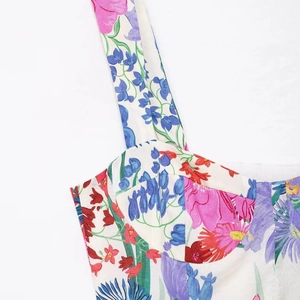 Abito estivo da donna con stampa floreale colorata su bianco e spalline sottili ed eleganti