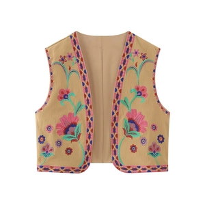 Détail de la broderie florale bohème et des motifs ethniques sur un gilet kaki