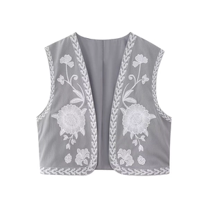 Détails du gilet ethnique gris avec broderies florales blanches et bordures tissées