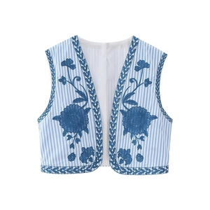 Gilet ethnique pour femme avec broderies florales bleues sur rayures bleu et blanc
