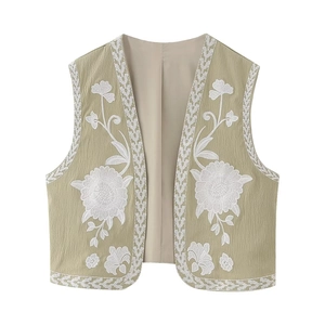Vue détaillée du gilet ethnique vert sauge avec broderies florales et tissu texturé