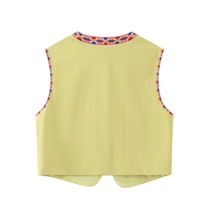 Détail de la broderie ethnique au dos du gilet jaune bohème avec texture en coton