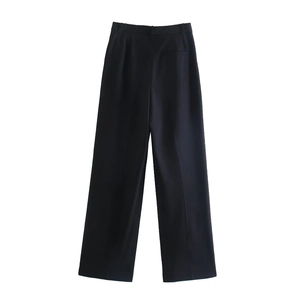 Détail d'un pantalon large à taille haute avec une poche arrière passepoilée nette