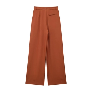 Vue détaillée du dos du pantalon large taille haute terracotta avec poche arrière