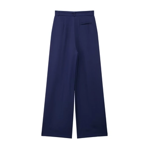 Détail de l'arrière d'un pantalon bleu marine à jambes larges avec poche passepoilée et passants