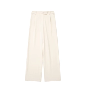Détail du pantalon large plissé à taille haute en crème avec passants de ceinture fins