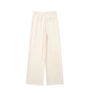 Détail du pantalon beige à taille haute montrant la poche arrière et les coutures