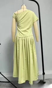Vue détaillée de la robe plissée vert clair à une épaule avec design à volants irrégulier