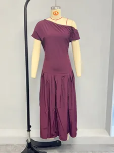 Détail de la robe mi-longue une épaule violet foncé avec jupe à plis verticaux denses