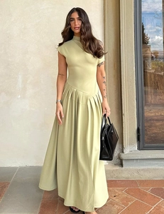 Robe longue plissée asymétrique vert sauge avec élégant col montant détail