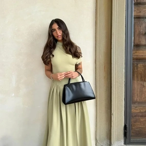 Détail de la robe sans manches plissée vert clair avec des fronces et des textures