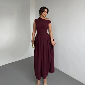 Détail de la robe longue plissée à épaule dénudée élégante en couleur bordeaux foncé