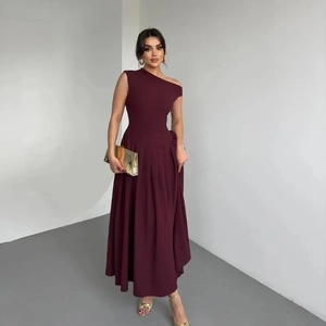 Robe longue plissée à une épaule dénudée en bordeaux élégant pour soirées habillées