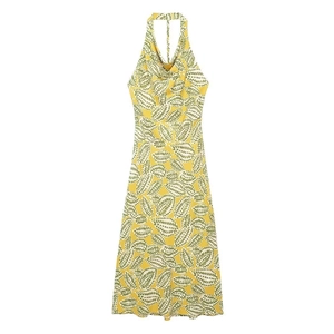 Sommer-Halterneck-Midikleid mit gelbem Blumen- und Blattmuster auf weißem Hintergrund