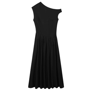 Élégante robe midi noire à une épaule avec design plissé et silhouette minimaliste