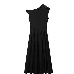 Détail d'une robe mi-longue noire à épaule dénudée avec jupe plissée et taille marquée