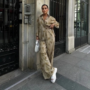 Dettaglio del tessuto jacquard sul set camicia a maniche lunghe e pantaloni a gamba larga