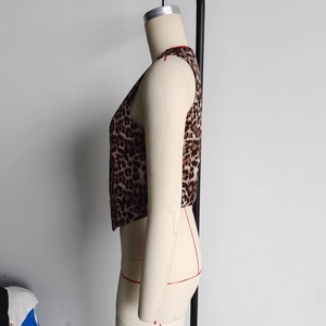 Gilet estivo da donna con stampa leopardata, design senza maniche e taglio corto slim