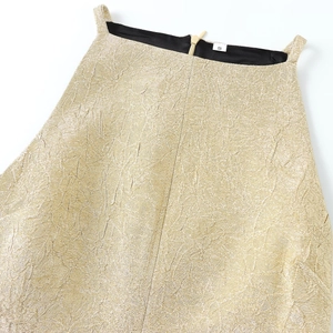 Goldenes ärmelloses Kleid mit Wellenstruktur und hochwertigem verdecktem Reißverschluss