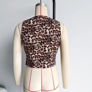 Vista posteriore di un gilet senza maniche leopardato alla moda da donna in taglio slim